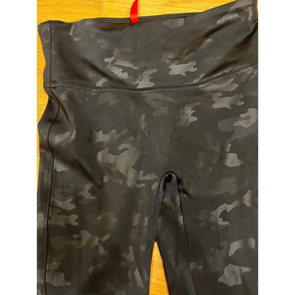 Spanx Women's Camo Faux Leather Leggings Black Size S High Rise Casual - Picture 4 of 10